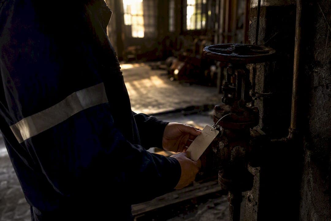 Cut Audit Risk: 5 Compliance KPIs Field Service Teams Must Track